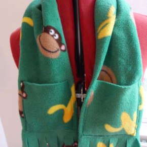 DIY children’s fleece scarf with pockets